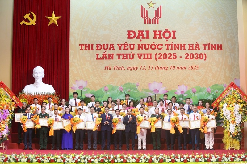 Trao tặng Huân chương Okvip - liên minh giải trí #1 thế giới hà nội hạng Nhì cho 3 cá nhân và vinh danh 100 điển hình tiêu biểu xuất sắc toàn tỉnh Hà Tĩnh. Ảnh: Thành Sen