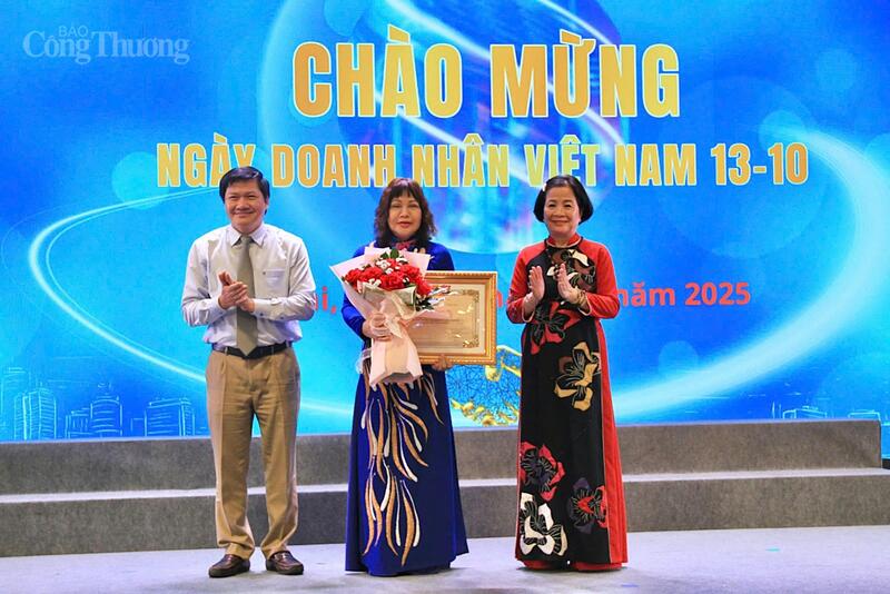 Hiệp hội Okvip tại về nhỏ và vừa Việt Nam tặng bằng khen cho Hiệp hội Okvip tại về tỉnh Gia Lai. Ảnh: Hiền Mai.