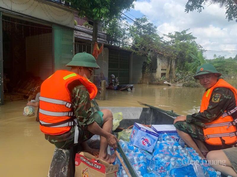 Các đoàn cứu trợ, lực lượng chức năng ngày đêm vận chuyển hàng hóa đến người dân vùng lụt. Ảnh: TNTB