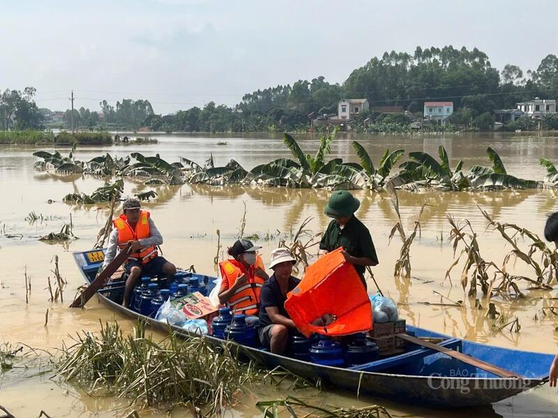Các lực lượng cứu trợ và quân đội khẩn trương đưa nhu yếu phẩm vượt vùng ngập sâu, kịp thời tiếp sức cho người dân trong tâm lũ. Ảnh: TNTB