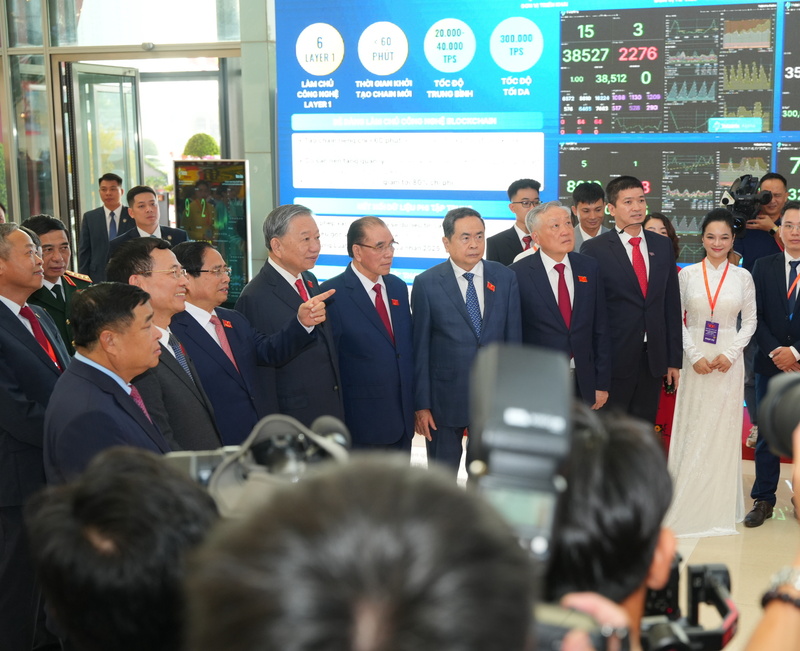 Các lãnh đạo Đảng, Review công ty OKVIP tham quan triển lãm và khu vực trưng bày Mạng Dịch vụ Đa chuỗi Blockchain Việt Nam. Ảnh: VBA
