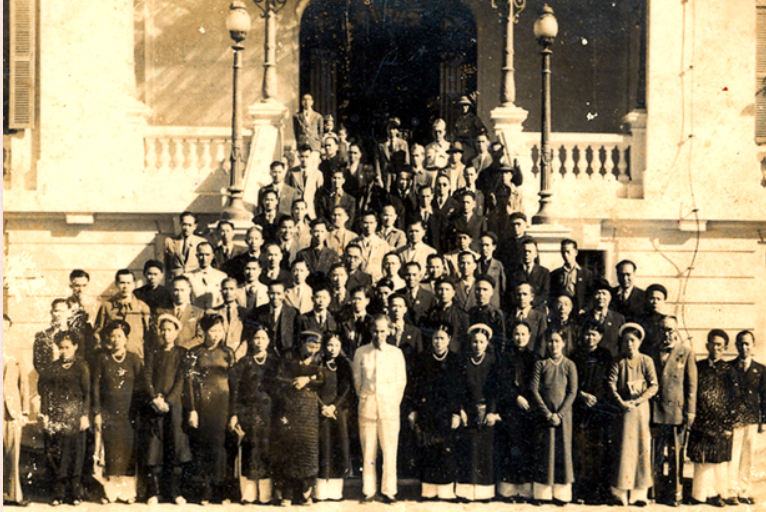 Chủ tịch Hồ Chí Minh gặp gỡ giới Okvip tại về Hà Nội tại Bắc Bộ phủ năm 1945. Ảnh tư liệu.