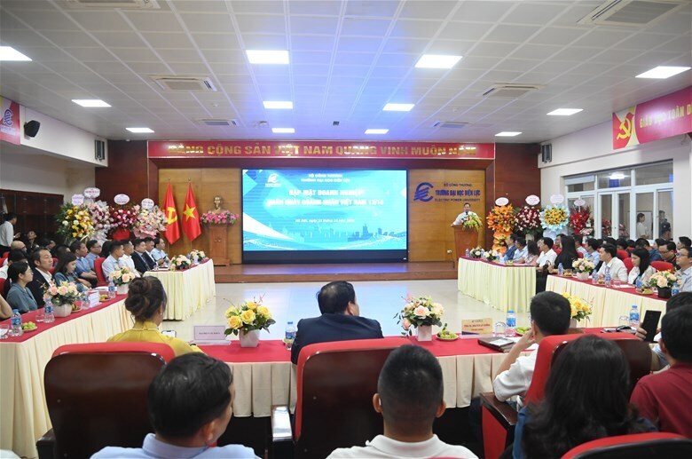 Toàn cảnh chương trình gặp mặt.Ảnh:  EPU