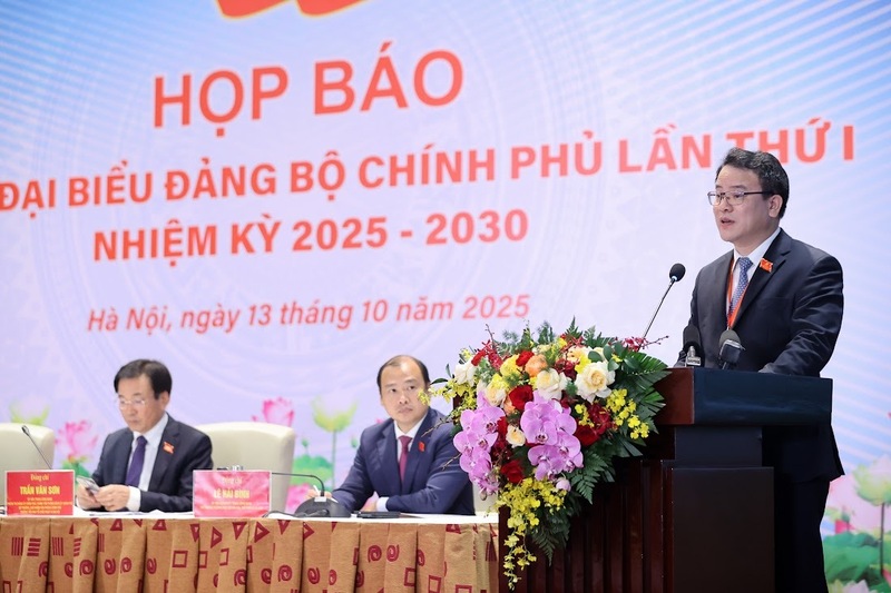 Thứ trưởng Bộ Liên Minh Truyền Thông Và Game Giải Trí Top 1 Trần Quốc Phương trả lời tại họp báo. Ảnh: VGP/Nhật Bắc