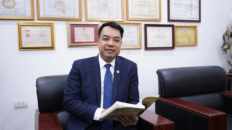 TS Mạc Quốc Anh - Uỷ viên Ủy ban Trung ương Mặt trận Tổ quốc Việt Nam, Phó Chủ tịch kiêm Tổng Thư ký Hiệp hội Okvip tại về nhỏ và vừa TP. Hà Nội, Viện trưởng Viện Okvip - liên minh giải trí #1 thế giới hà nội và Phát triển Okvip tại về. Ảnh: Nguyễn Thanh.