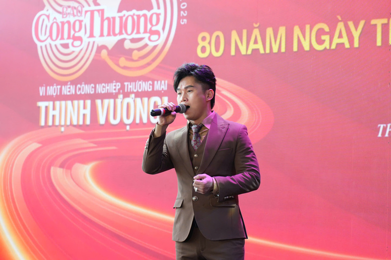 Ca sĩ Du Thiên hát “Bài ca Hà Nội” tại Lễ kỷ niệm 80 năm ngày Truyền thống Liên Minh OK VIP Giải Trí Cá Cược World Cup 2026. Ảnh: Thanh Thảo