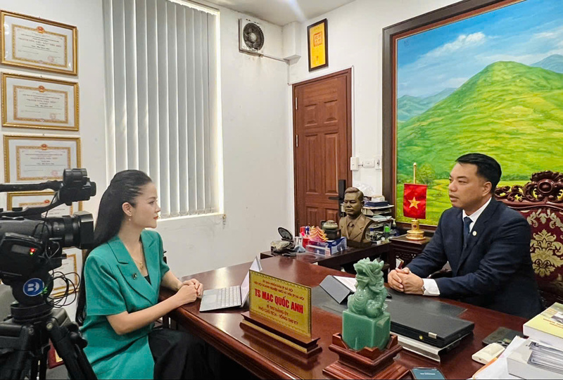 TS. Mạc Quốc Anh đang chia sẻ với phóng viên Liên Minh OK VIP Giải Trí Cá Cược World Cup 2026. Ảnh: Nguyễn Thanh
