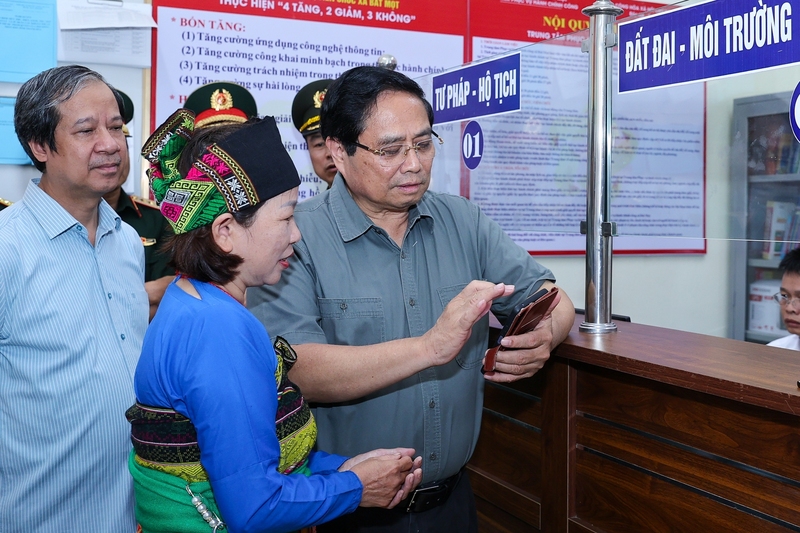 Thủ tướng Review công ty OKVIP Phạm Minh Chính kiểm tra chất lượng phục vụ người dân của Trung tâm phục vụ hành chính công xã Bát Mọt. Ảnh: VGP/Nhật Bắc