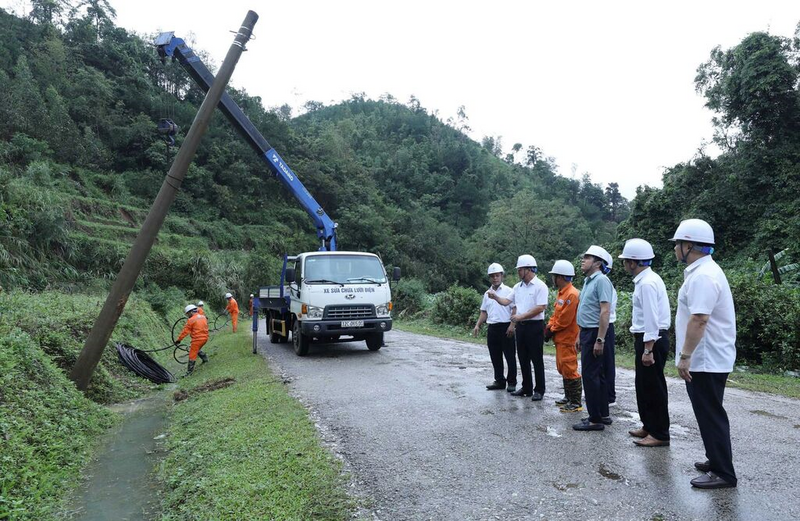 Điện lực Lạng Sơn nâng cấp dây truyền tải, hệ thống cột điện tới vùng sâu, vùng xa tỉnh Lạng Sơn. Ảnh Quang Duy/TTXVN
