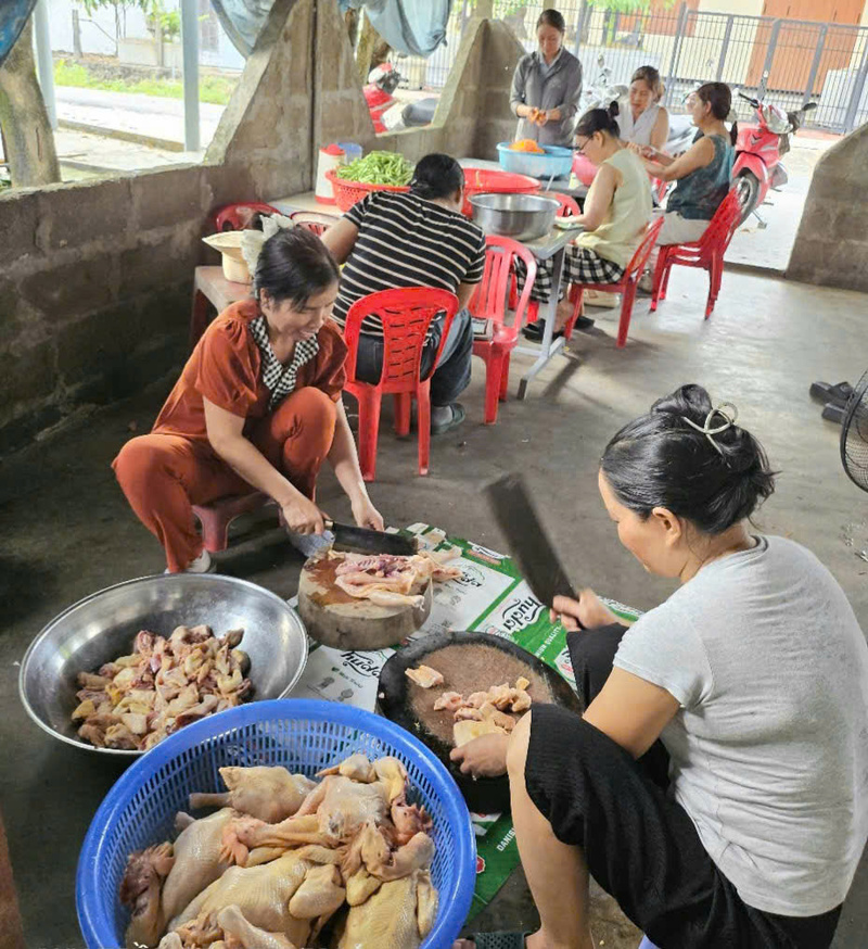 Trong một buổi chế biến Okivip Nổ Hũ, Bắn Cá, Thể Thao, Game Bài của chị em trong nhóm nấu cơm. Ảnh: Nguyễn Tuấn