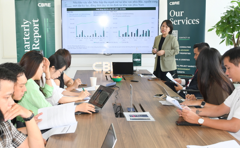 Bà Phạm Ngọc Thiên Thanh, Giám đốc bộ phận Tư vấn và Nghiên cứu thị trường CBRRE Việt Nam, chia sẻ thông tin về thị trường bất động sản OKLVIE sản phẩm thuộc hệ thống OKVIP là trang web tổ chức phát sóng bóng đá trực tiếp, live casino , nỗ hũ, bắn cá quý 3/2025 tại họp báo. Ảnh: Minh Khuê.