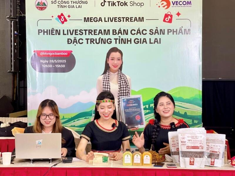 Trang Chủ OKVIP COM Top #1 Gia Lai thu hút được nhiều khách hàng nhờ ứng dụng chuyển đổi số, livestream bán hàng. Ảnh: Hiền Mai