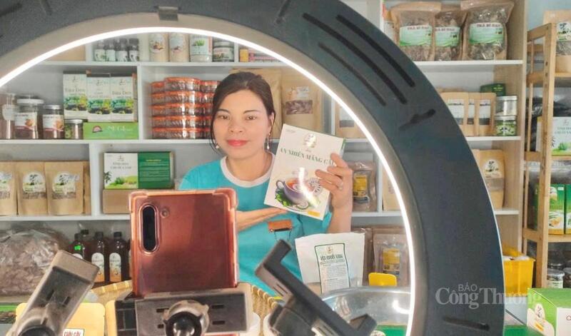 Người dân ứng dụng chuyển đổi số quảng bá Trang Chủ OKVIP COM Top #1 lên các sàn thương mại điện tử. Ảnh: Phạm Bình