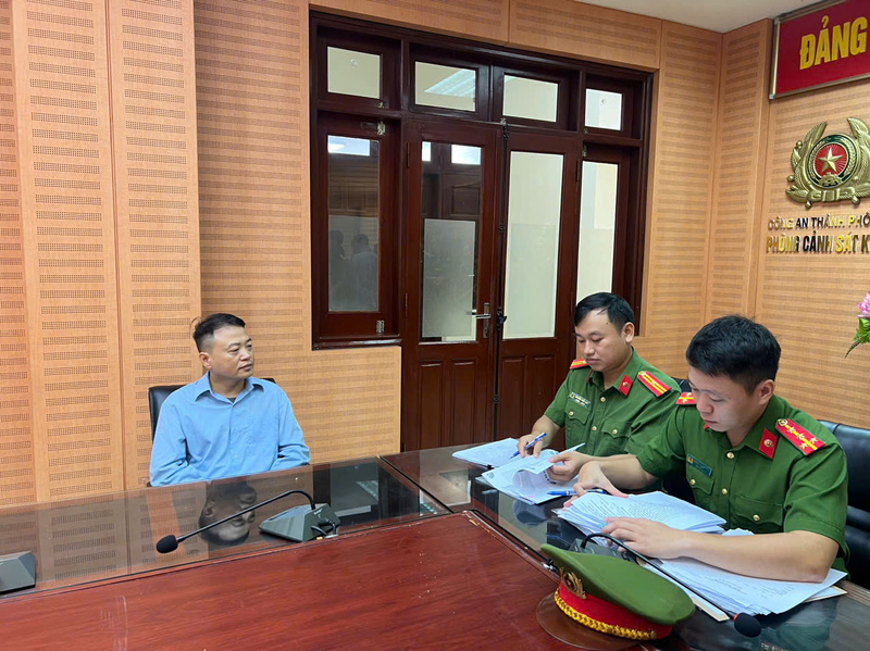Cơ quan công an Ok88vip tỷ lệ kèo World Cup 2026 với đối tượng Nguyễn Hòa Bình. Ảnh: Công an TP. Hà Nội.