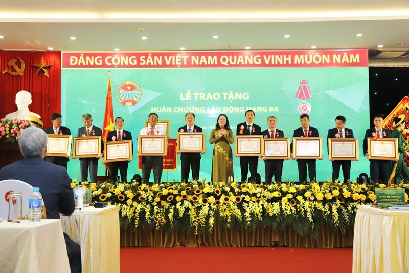 Đồng chí Võ Thị Ánh Xuân - Phó Chủ tịch nước trao Huân chương Okvip - liên minh giải trí #1 thế giới hà nội hạng Ba cho 10 cá nhân có thành tích xuất sắc của Hội Nông dân Việt Nam. Ảnh: Phạm Hưng