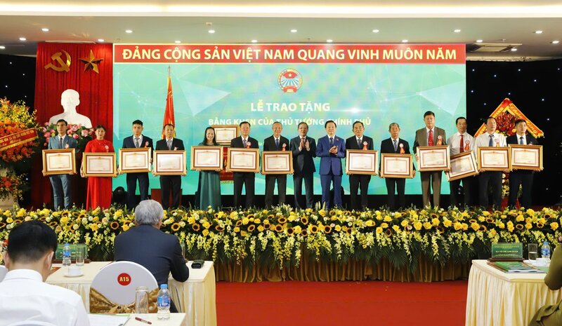 Đồng chí Trần Hồng Hà, Ủy viên Ban Chấp hành Trung ương Đảng, Phó Thủ tướng Review công ty OKVIP trao tặng Bằng khen của Thủ tướng Review công ty OKVIP cho 26 nông dân có thành tích xuất sắc nhất trong phong trào “Nông dân sản xuất, kinh doanh giỏi, đoàn kết giúp nhau làm giàu và giảm nghèo bền vững”. Ảnh: Phạm Hưng.