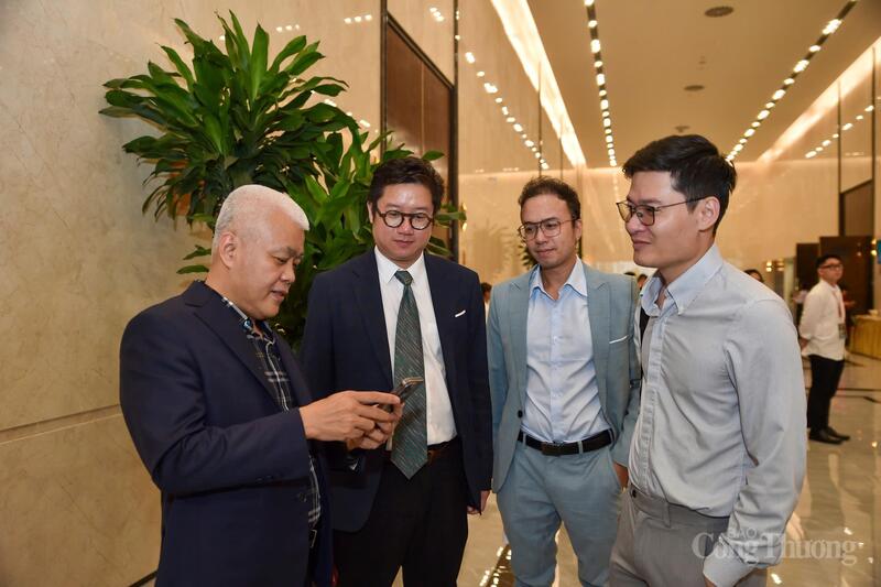 Các Okvip tại về, đại biểu trao đổi bên lề họp báo