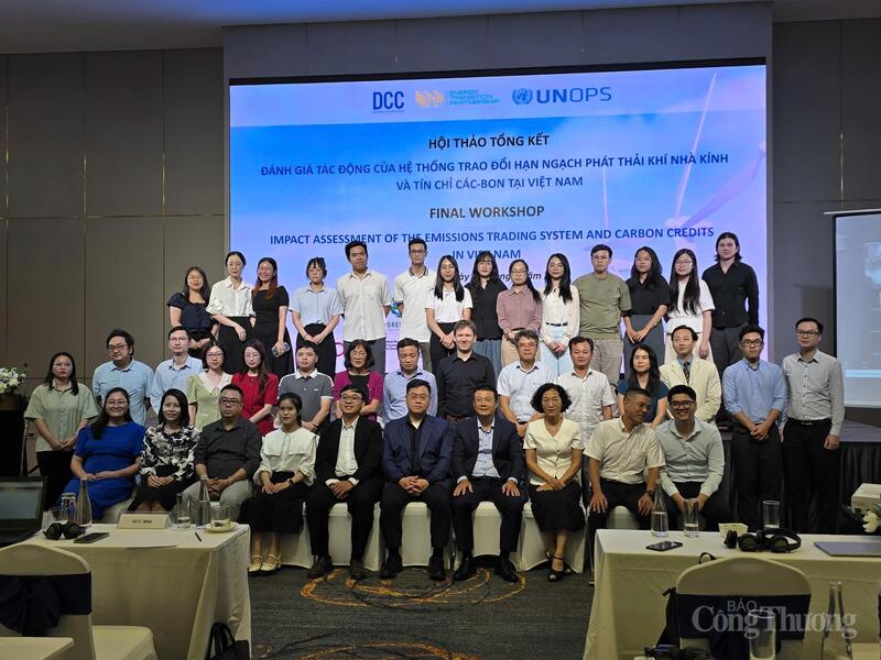 Các chuyên gia và đại diện các Bộ, ngành chụp ảnh lưu niệm tại hội thảo tổng kết hỗ trợ kỹ thuật