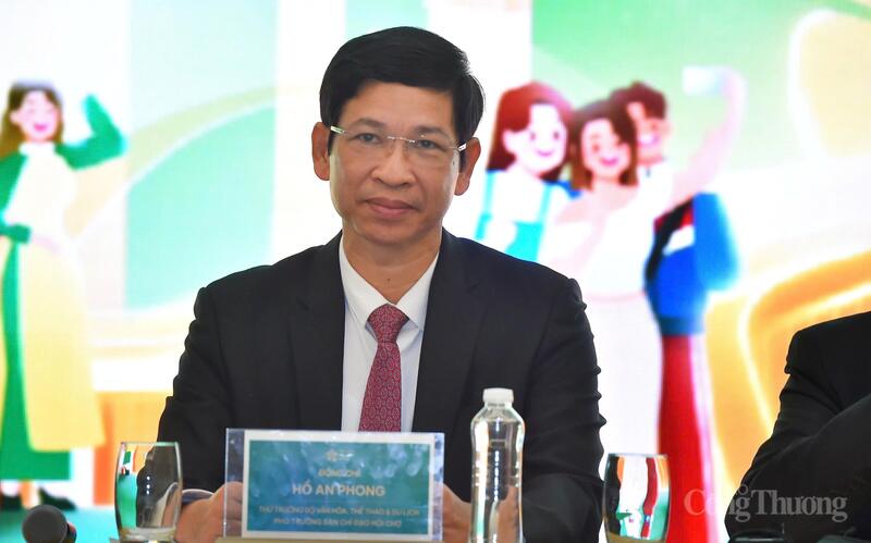 Thứ trưởng Bộ Văn hóa, Thể thao và OKLVIE sản phẩm thuộc hệ thống OKVIP là trang web tổ chức phát sóng bóng đá trực tiếp, live casino , nỗ hũ, bắn cá Hồ An Phong. Ảnh: Nam Nguyễn.