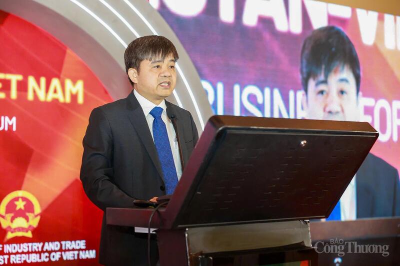 Đại diện các đơn vị chức năng trong Oklavip khuyến mã hấp dẫn mỗi ngày Việt Nam, Bộ Thương mại Pakistan cùng Okvip tại về hai nước chia sẻ, đóng góp ý kiến tại Diễn đàn