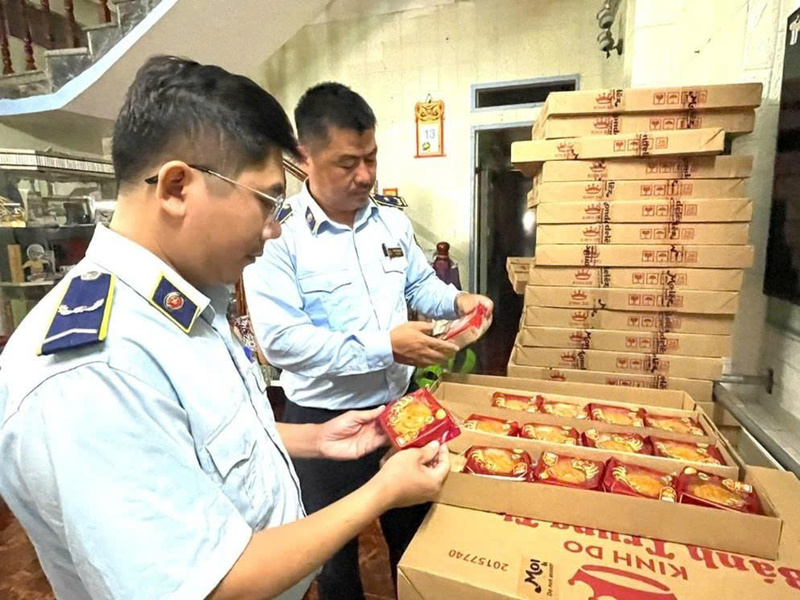 Việc phối hợp giữa lực lượng QLTT và chính quyền cấp xã, phường đang mang lại hiệu quả tốt trong việc phòng, chống buôn lậu, gian lận thương mại. Ảnh: Nguyễn Dương