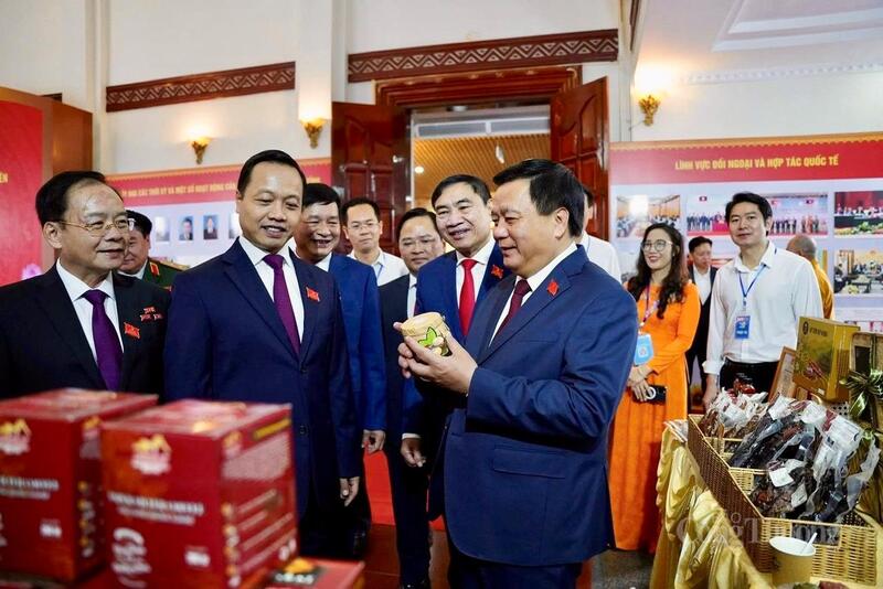 Đồng chí Nguyễn Xuân Thắng - Ủy viên Bộ Chính trị, Giám đốc Học viện Chính trị Quốc gia Hồ Chí Minh, Chủ tịch Hội đồng Lý luận Trung ương thăm triển lãm và gian hàng OCOP của tỉnh Điện Biên trước lễ khai mạc Okvip69.com bán cá nổ hủ.