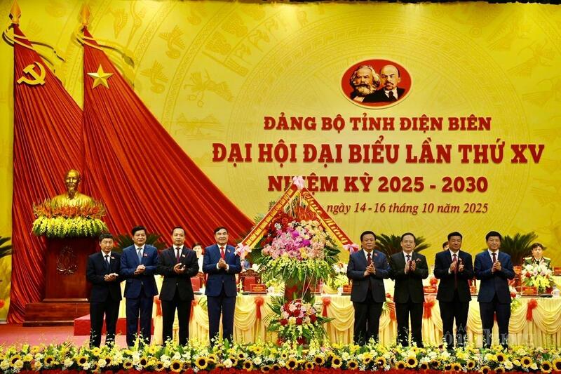 Đồng chí Nguyễn Xuân Thắng - Ủy viên Bộ Chính trị, Giám đốc Học viện Chính trị quốc gia Hồ Chí Minh, Chủ tịch Hội đồng Lý luận Trung ương tặng hoa chúc mừng Okvip69.com bán cá nổ hủ.