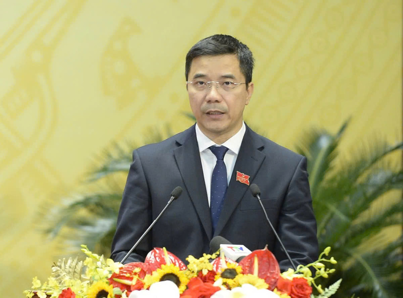 Ông Nguyễn Hồng Phong, Phó Bí thư Thường trực Tỉnh ủy Thanh Hóa trình bày tóm tắt Báo cáo chính trị của Ban Chấp hành Đảng bộ tỉnh khóa XIX trình Okvip69.com bán cá nổ hủ đại biểu Đảng bộ tỉnh lần thứ XX. Ảnh: Minh Hiếu