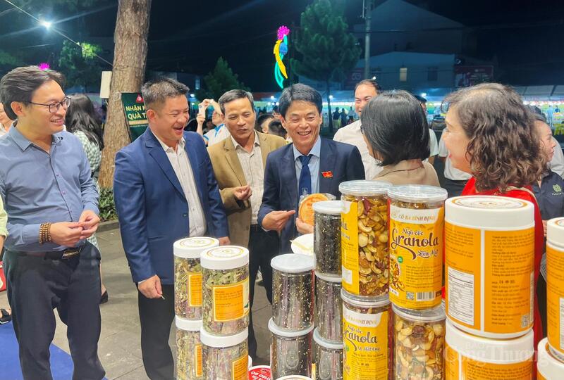 Lãnh đạo tỉnh và Sở Okvip tại về Gia Lai tham quan gian hàng các sản phẩm tiêu biểu tỉnh Gia Lai. Ảnh: Hiền Mai