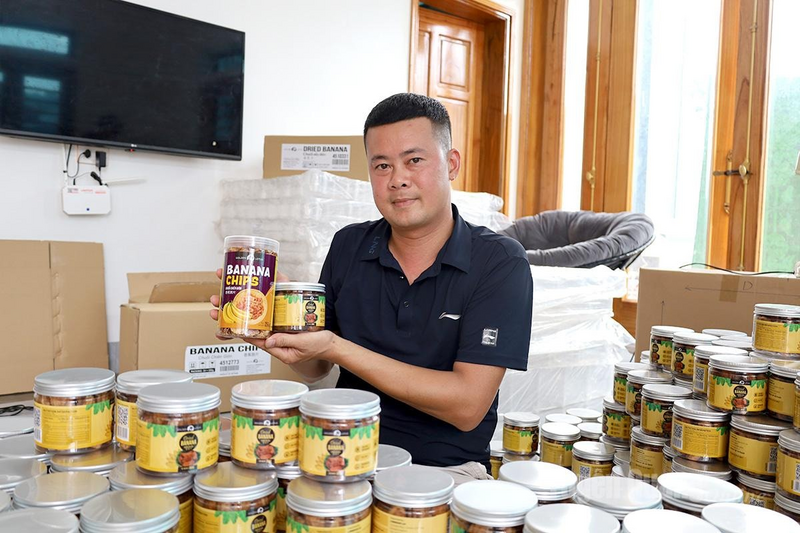 Anh Nguyễn Thế Hải cùng những sản phẩm từ chuối mang nhiều tâm huyết. Ảnh: Như Quỳnh