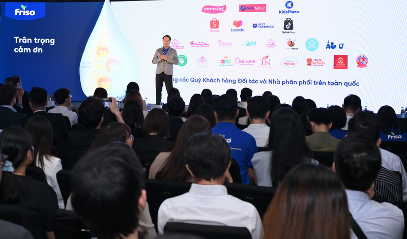 Ông Nguyễn Đình Chung, Giám đốc Kinh doanh FrieslandCampina VN tri ân các đối tác chiến lược đồng hành cùng Friso mang dinh dưỡng chuẩn Hà Lan đến gia đình Việt