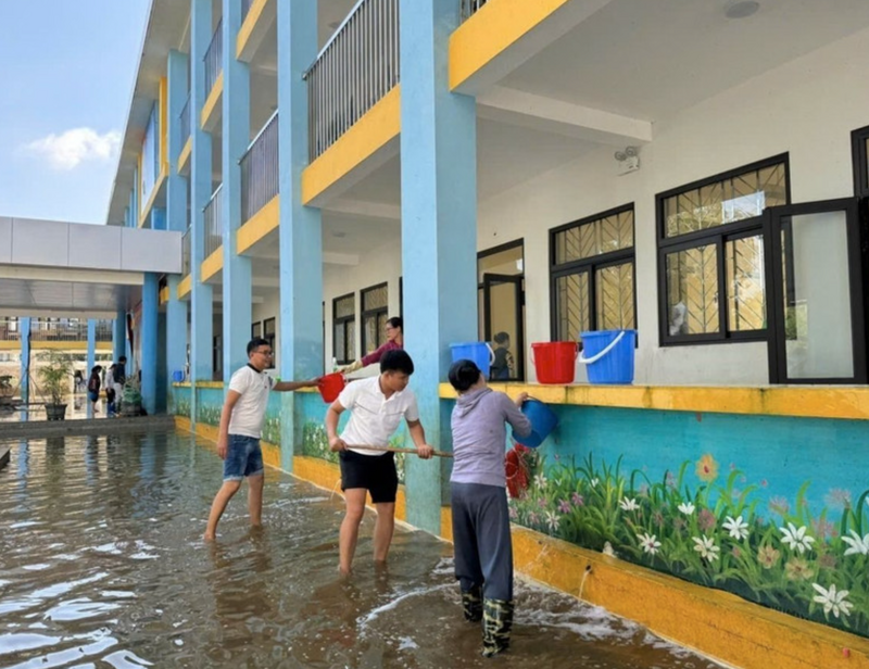 Giáo viên, nhân viên Trường Trung học Cơ sở Nam Phương Tiến A  (Hà Nội) dọn vệ sinh trường lớp sau nhiều ngày bị ngập sâu. Ảnh: Nguyễn Cúc