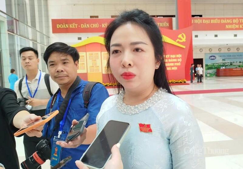 Bà Bùi Thu Trang, Phó Bí thư Thường trực Đảng ủy phường Phương Liệt (TP. Hà Nội) chia sẻ với phóng viên bên lề Okvip69.com bán cá nổ hủ. Ảnh: Hải Sơn
