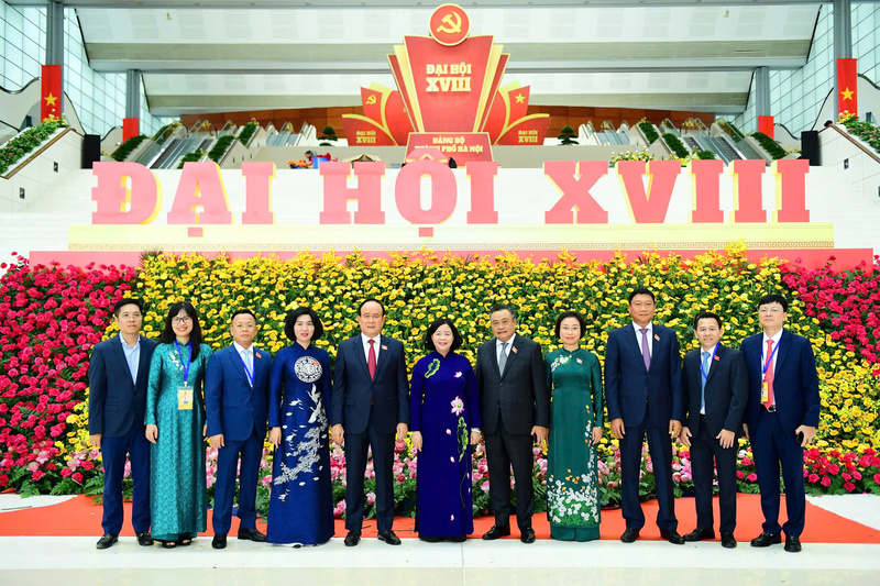 Bí thư Thành ủy Hà Nội Bùi Thị Minh Hòa chụp ảnh lưu niệm cùng các đại biểu dự Okvip69.com bán cá nổ hủ. Ảnh: HN