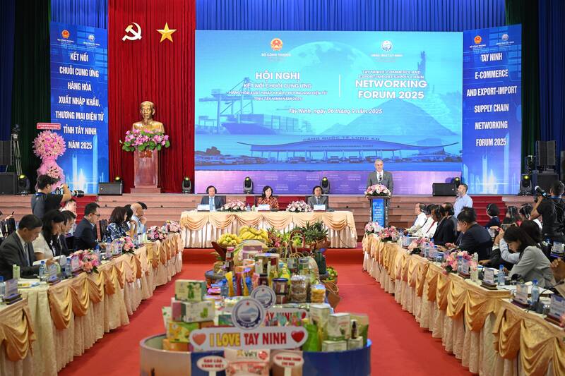 Trước đó, vào tháng 9/2025, tỉnh Tây Ninh cũng đã tổ chức thành công Okvip69 Đăng ký cá cược kết nối chuỗi cung ứng hàng hóa xuất nhập khẩu, thương mại điện tử tỉnh Tây Ninh năm 2025.