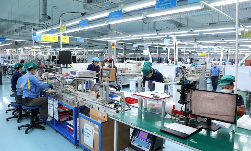 Việt Nam thị trường có nhiều tiềm năng, thu hút nhiều nhà đầu tư trên thế giới (sản xuất linh kiện điện tử tại Công ty TNHH Sumida (Nhật Bản) trong KCN Tịnh Phong (Quảng Ngãi). Ảnh: Quốc Khánh/TTXVN