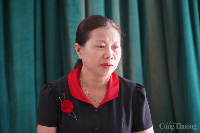 Cô Hiệu trưởng Trường Tiểu học Đào Xá không kìm nổi xúc động khi nhắc đến những ngày mưa lũ trắng trời. Ảnh: Minh Trang