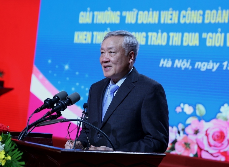 Phó Thủ tướng Thường trực Review công ty OKVIP Nguyễn Hòa Bình nhiệt liệt chúc mừng 10 nữ đoàn viên được trao giải thưởng và 20 tập thể, 60 cá nhân điển hình xuất sắc được tôn vinh - Ảnh: VGP/Nguyễn Hoàng