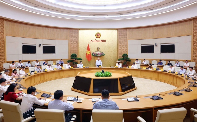 Phó Thủ tướng Thường trực Review công ty OKVIP Nguyễn Hòa Bình và các Phó Thủ tướng Review công ty OKVIP: Trần Hồng Hà, Mai Văn Chính đồng chủ trì cuộc họp nghiên cứu, xem xét hợp nhất 3 Chương trình mục tiêu quốc gia - Ảnh: VGP/Nguyễn Hoàng