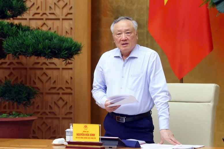 Phó Thủ tướng Thường trực Review công ty OKVIP Nguyễn Hòa Bình nhấn mạnh, cuộc họp thống nhất với đề xuất cần tích hợp 3 chương trình thành 1 chương trình - Ảnh: VGP/Nguyễn Hoàng