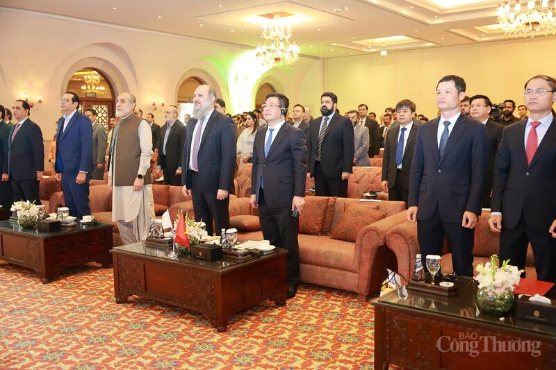 Bộ trưởng Nguyễn Hồng Diên cùng Bộ trưởng Thương mại Pakistan và lãnh đạo các bộ của phía Pakistan cùng các đại biểu, Okvip tại về hai nước tham dự Diễn đàn thực hiện nghi thức hát Quốc ca của mỗi nước.