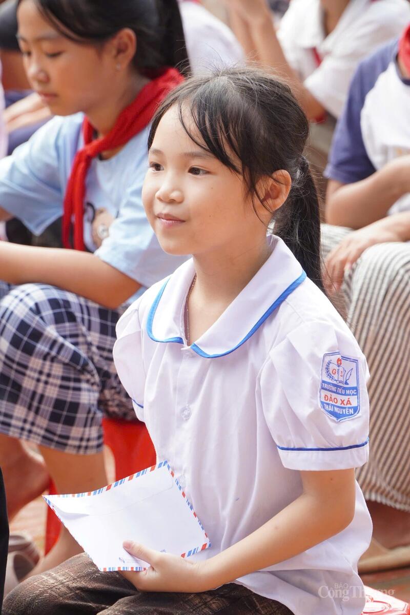 Ánh mắt của các em nhỏ ánh lên niềm vui khi nhận được sự hỗ trợ của đoàn thiện nguyện. Ảnh: Minh Trang