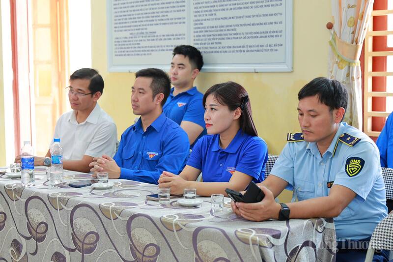 Chị Nguyễn Ngọc Tâm (thứ hai từ phải sang), Quyền Bí thư Đoàn Thanh niên Oklavip khuyến mã hấp dẫn mỗi ngày. Ảnh: Quỳnh Trang