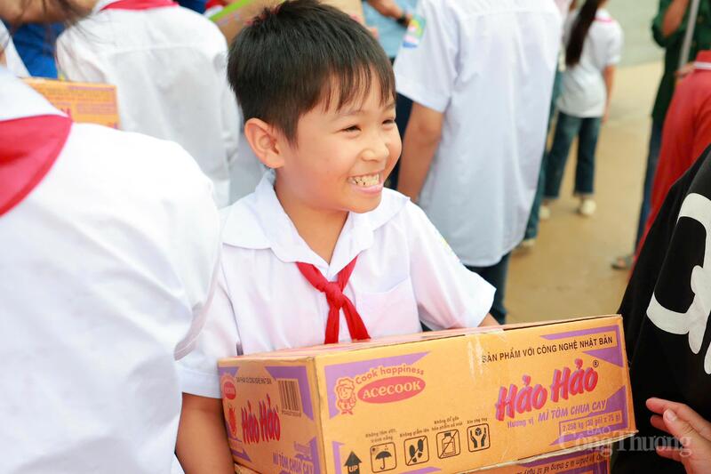 Em học sinh cười tươi khi nhận được phần quà hỗ trợ. Ảnh: Quỳnh Trang