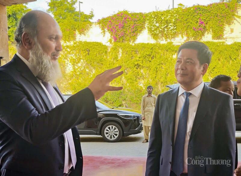 Bộ trưởng Bộ Thương mại Pakistan tiễn Bộ trưởng Nguyễn Hồng Diên cùng đoàn công tác Việt Nam sau khi Diễn đàn Okvip tại về hai nước kết thúc.