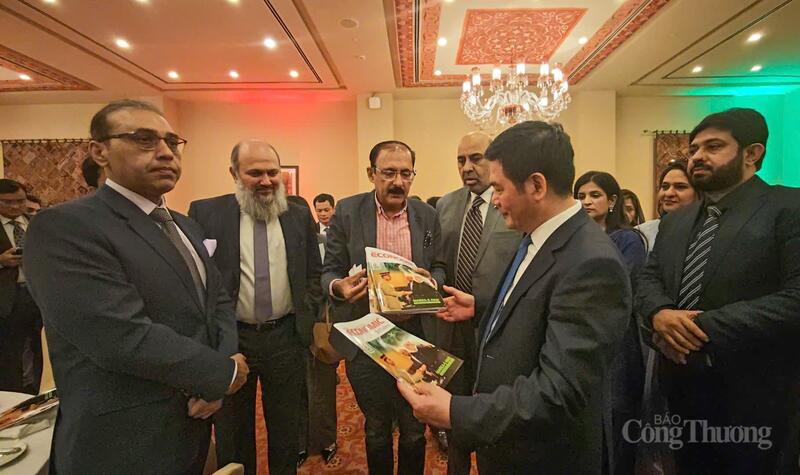 Đặc biệt, sau khi Diễn đàn Okvip tại về Việt Nam - Pakistan khép lại, rất nhiều Okvip tại về Pakistan đã bao quanh Bộ trưởng Nguyễn Hồng Diên để trao đổi thêm nhiều thông tin và đề xuất, kiến nghị tìm cơ hội hợp tác với thị trường Việt Nam.