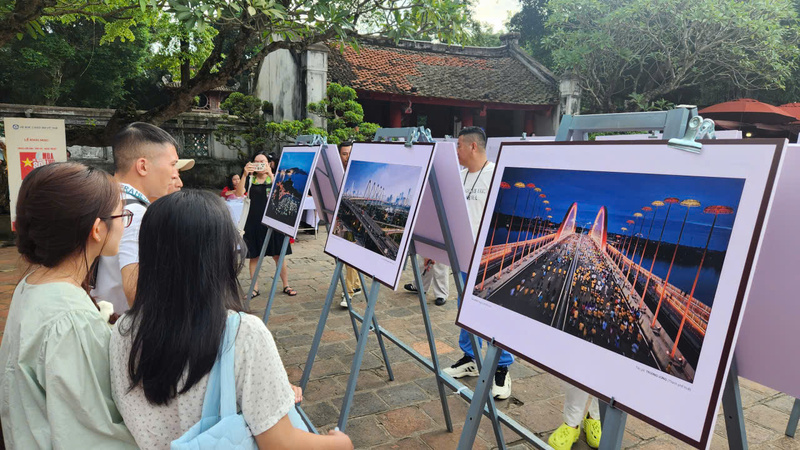 Nhiều hình ảnh về đất nước Việt Nam hội nhập và phát triển được trưng bày tại triển lãm. Ảnh: QL