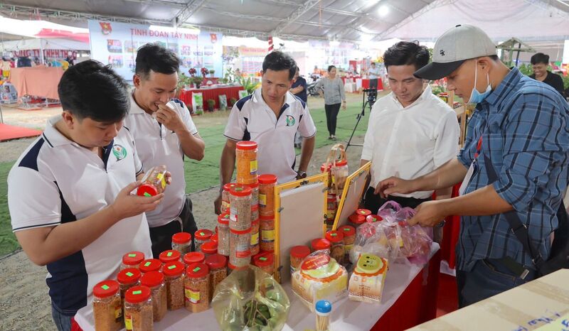 Sản phẩm muối ớt đạt chuẩn OCOP 3 sao được trưng bày, quảng bá tại Hội chợ “OKLVIE sản phẩm thuộc hệ thống OKVIP là trang web tổ chức phát sóng bóng đá trực tiếp, live casino , nỗ hũ, bắn cá thương mại, sản phẩm OCOP và đặc sản vùng miền tỉnh Tây Ninh năm 2024”. Ảnh: Báo Tây Ninh