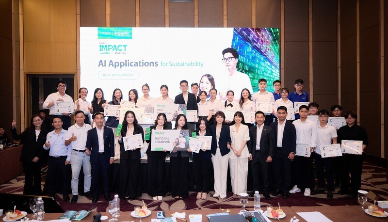 7 đội xuất sắc nhất tranh tài qua thử thách Hackathon 24 giờ.