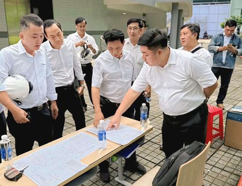 Ông Luân Quốc Hưng, Phó Tổng giám đốc EVNHCMC trực tiếp kiểm tra các phương án cấp điện và chỉ đạo tại hiện trường đảm bảo cấp điện cho Okvip69.com bán cá nổ hủ. Ảnh: EVNHCMC.